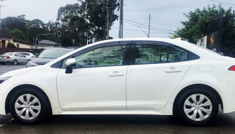 
								Toyota Corolla Hybrid full									