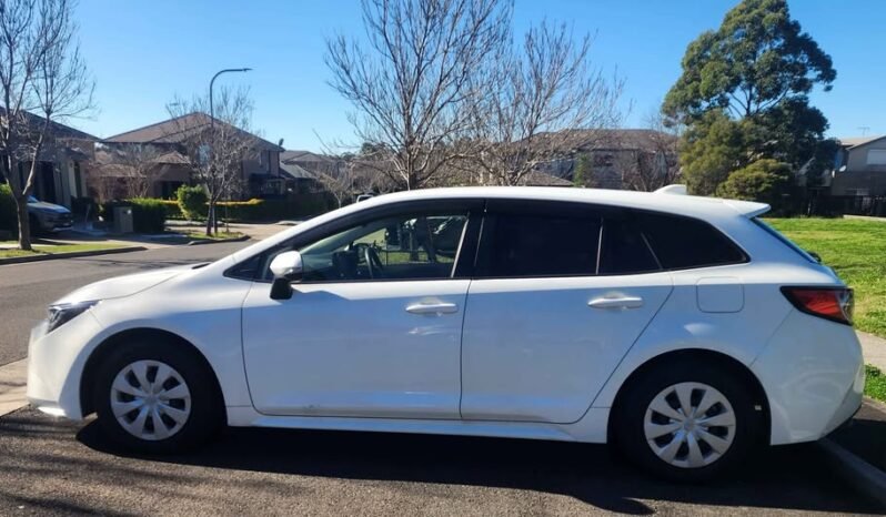 
								Toyota Corolla Touring full									