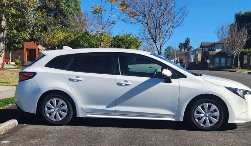 
								Toyota Corolla Touring full									