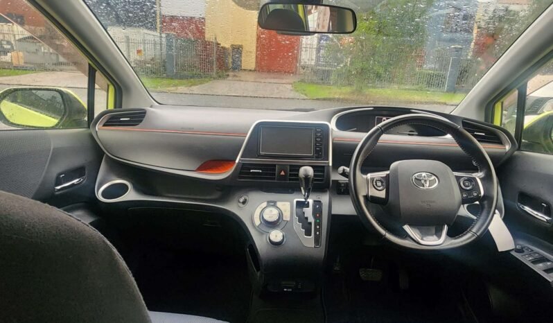 
								2015 Toyota Sienta Hybrid full									