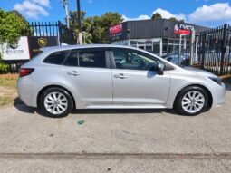 
										Toyota Corolla Touring  Hybrid full									