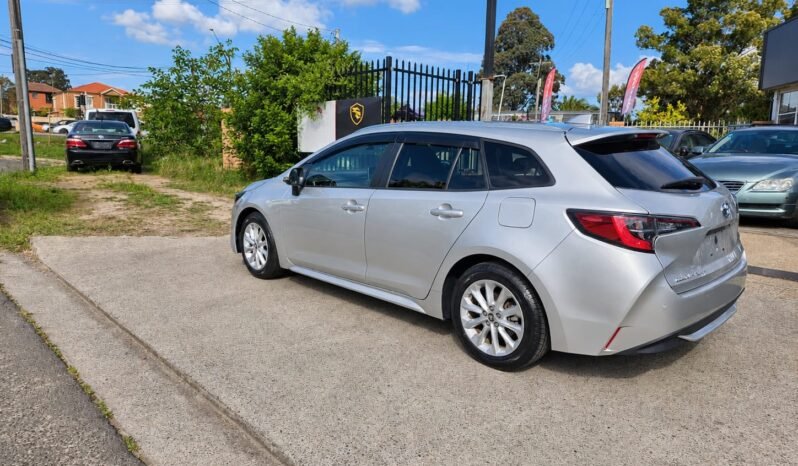 
								Toyota Corolla Touring  Hybrid full									