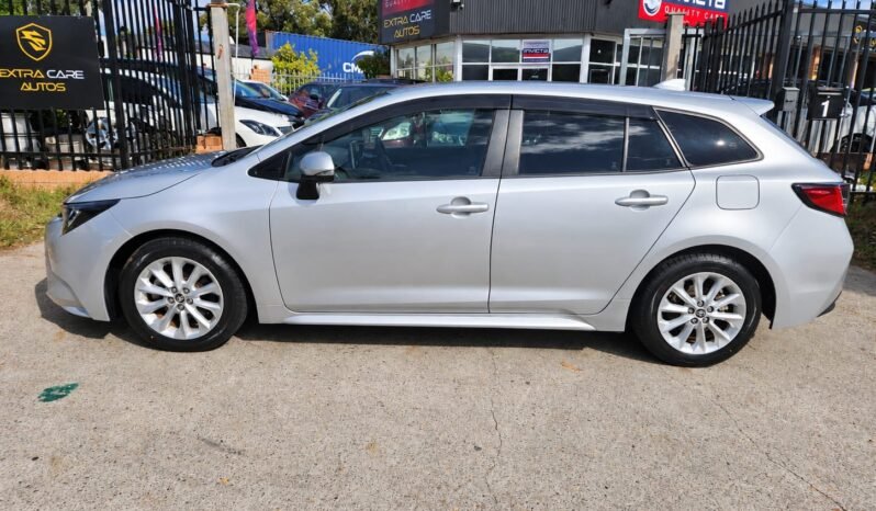
								Toyota Corolla Touring  Hybrid full									