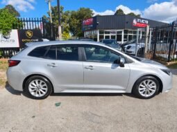 
										Toyota Corolla Touring  Hybrid full									