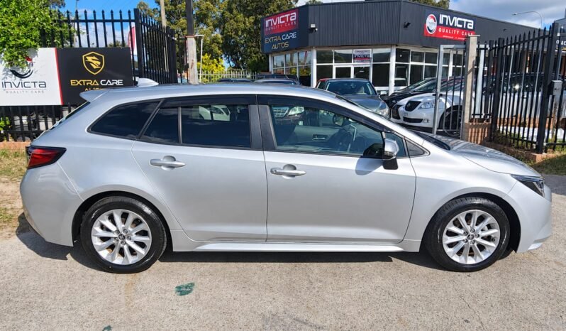 
								Toyota Corolla Touring  Hybrid full									
