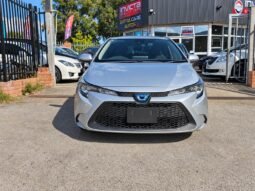 
										Toyota Corolla Touring  Hybrid full									